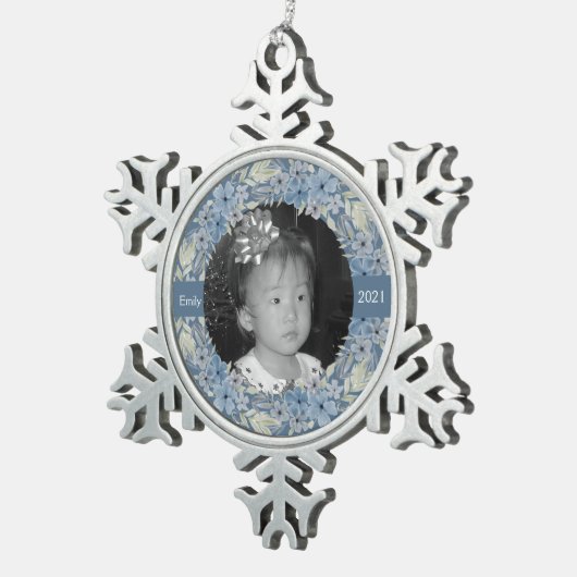 Dusty Blue Floral Personalisiert Schneeflocken Zinn-Ornament (Rechts)