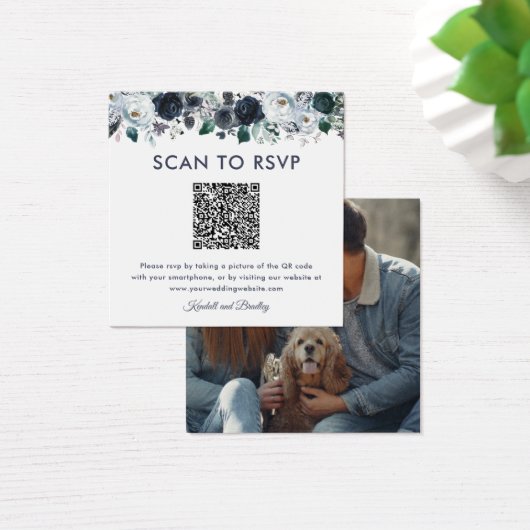 Dusty Blue Floral QR Code Foto Wedding RSVP (Schreibtisch)