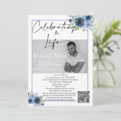 Dusty Blue Floral QR Code Memorial Foto Beerdigung Einladung (Stehend Vorderseite)