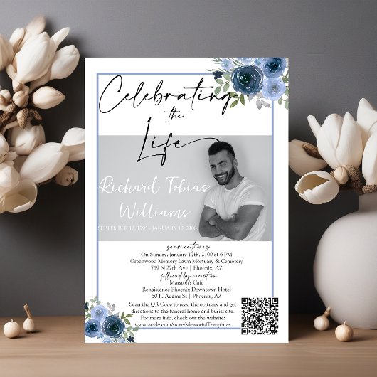 Dusty Blue Floral QR Code Memorial Foto Beerdigung Einladung