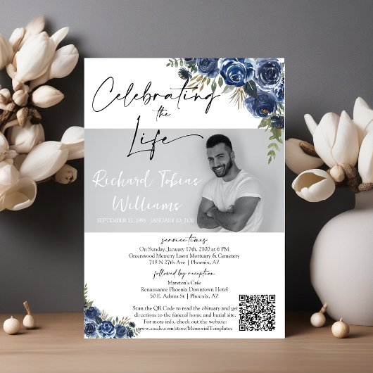 Dusty Blue Floral QR Code Memorial Foto Beerdigung Einladung