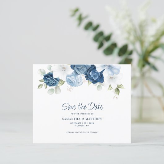 Dusty Blue Floral QR Code Wedding Save the Date (Stehend Vorderseite)