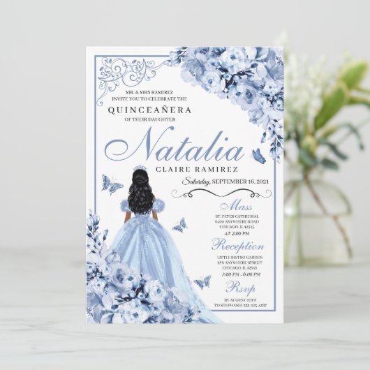 Dusty Blue Floral Quinceanera Birthday Einladung (Stehend Vorderseite)