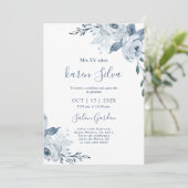 Dusty Blue Floral Quinceanera Einladung (Stehend Vorderseite)