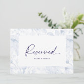 Dusty Blue Floral Reserved Seating Card Einladung (Stehend Vorderseite)