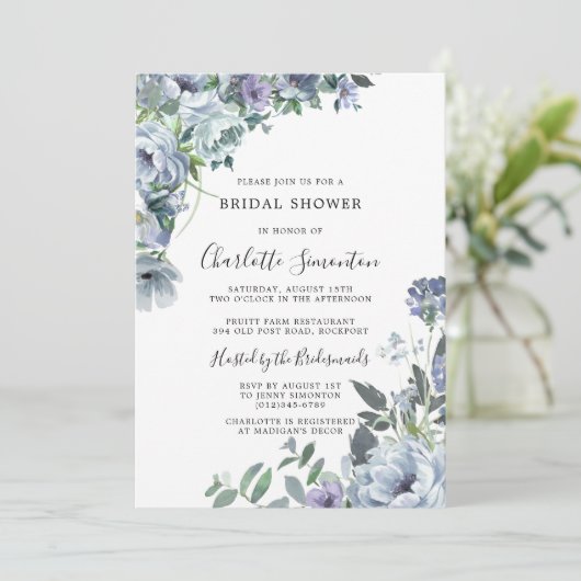 Dusty Blue Floral Rustic Bridal Dusche Einladung (Stehend Vorderseite)