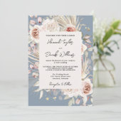 Dusty Blue Floral Rustic Wedding Einladung (Stehend Vorderseite)
