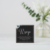 Dusty Blue Floral Schwarz-weiß Wedding RSVP QR Cod Begleitkarte (Stehend Vorderseite)