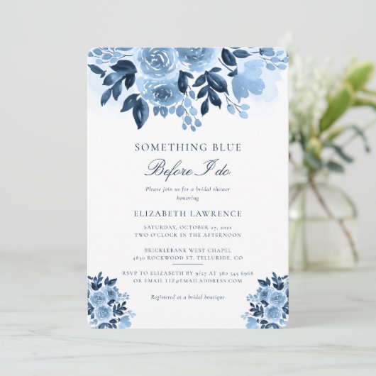 Dusty Blue Floral Script Brautparty Einladung (Stehend Vorderseite)