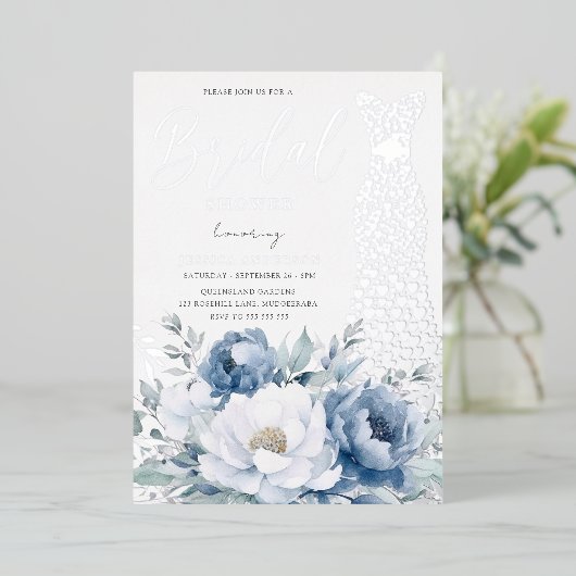Dusty Blue Floral Silver Foil Dress Brautparty Folieneinladung (Stehend vorne)