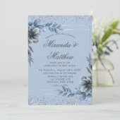 Dusty Blue Floral Silver Wedding Einladungen (Stehend Vorderseite)