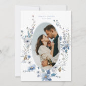 Dusty Blue Floral Spring grüne Hochzeit Einladung (Rückseite)