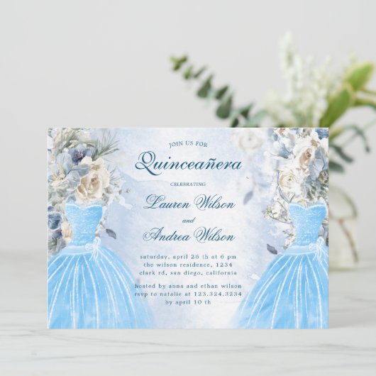 Dusty Blue Floral Twins Quinceañera Einladung (Stehend Vorderseite)