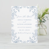 Dusty Blue Floral Vintage Hochzeit Save the Date (Stehend Vorderseite)