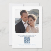 Dusty Blue Floral Wappen QR Code Wedding Foto Einladung (Rückseite)