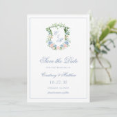 Dusty Blue Floral Wappen Wedding Save The Date (Stehend Vorderseite)