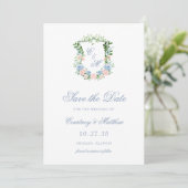Dusty Blue Floral Wappen Wedding Save The Date (Stehend Vorderseite)