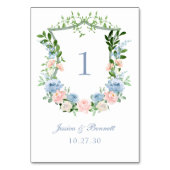 Dusty Blue Floral Wappen Wedding Tischnummer (Rückseite)