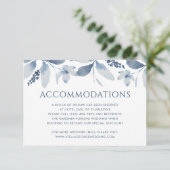 Dusty Blue Floral Wedding Card Begleitkarte (Stehend Vorderseite)