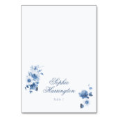 Dusty Blue Floral Wedding Place Card Tischnummer (Vorderseite)
