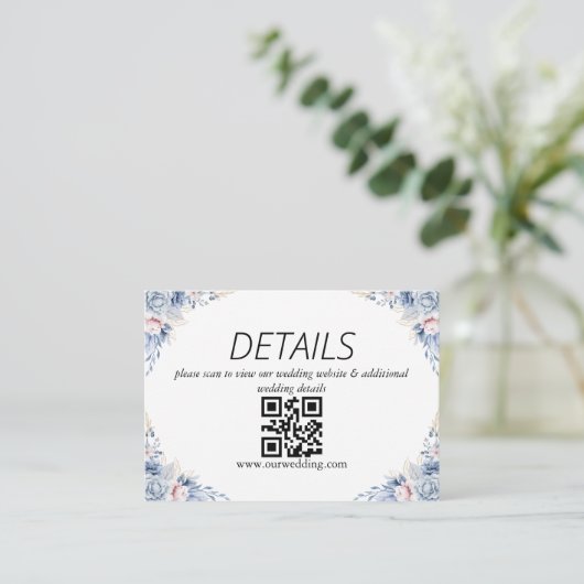 Dusty Blue Floral Wedding QR Code Begleitkarte (Stehend Vorderseite)