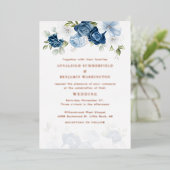 Dusty Blue Floral Wedding Rose Gold Folieneinladung (Stehend vorne)