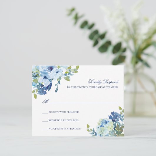 Dusty Blue Floral Wedding RSVP Card mit QR Code (Stehend Vorderseite)