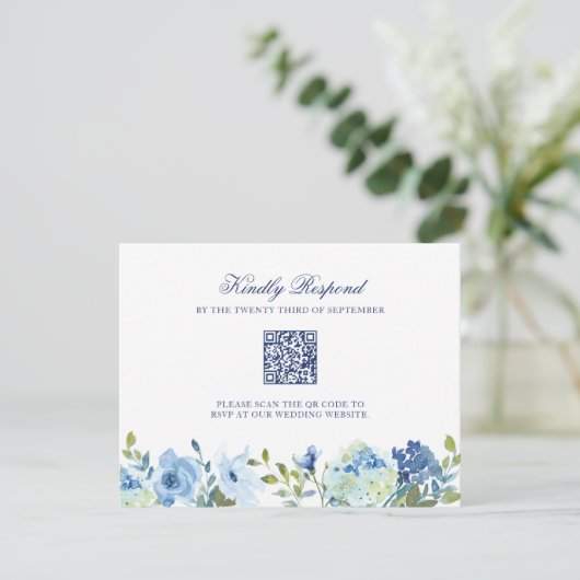 Dusty Blue Floral Wedding RSVP Card mit QR Code (Stehend Vorderseite)