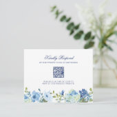 Dusty Blue Floral Wedding RSVP Card mit QR Code Karte (Stehend Vorderseite)
