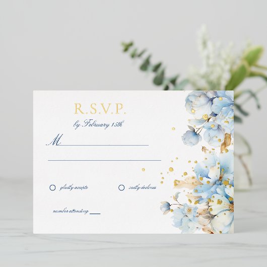 Dusty Blue Floral Wedding RSVP Folieneinladung (Stehend vorne)
