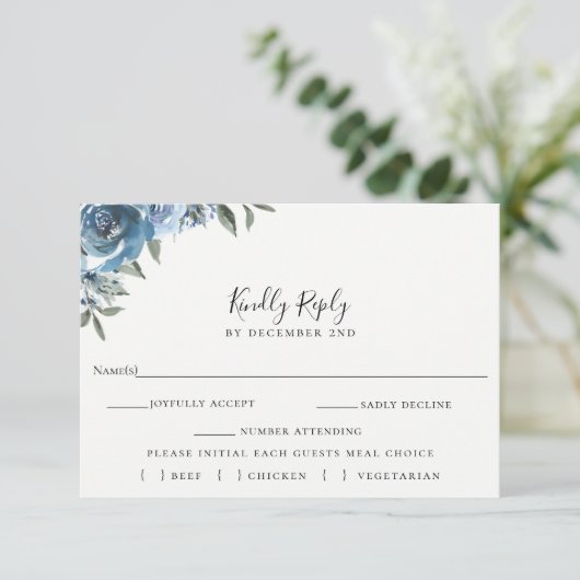 Dusty Blue Floral Wedding RSVP Meal Choice Card (Stehend Vorderseite)