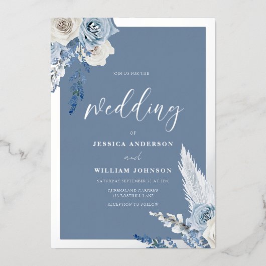 Dusty Blue Floral Wedding Silver Folieneinladung (Vorderseite)