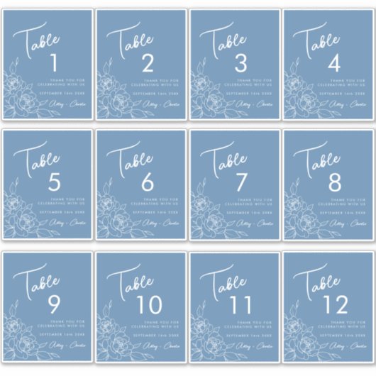 Dusty Blue Floral Wedding Wine Label Tischnummern (Vorderseite)