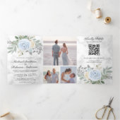 Dusty Blue Floral White Marble QR Code Wedding Dreifach Gefaltete Einladung (Innenseite)