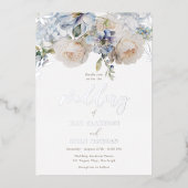 Dusty Blue Floral & White Roses Wedding Silver Folieneinladung (Vorderseite)