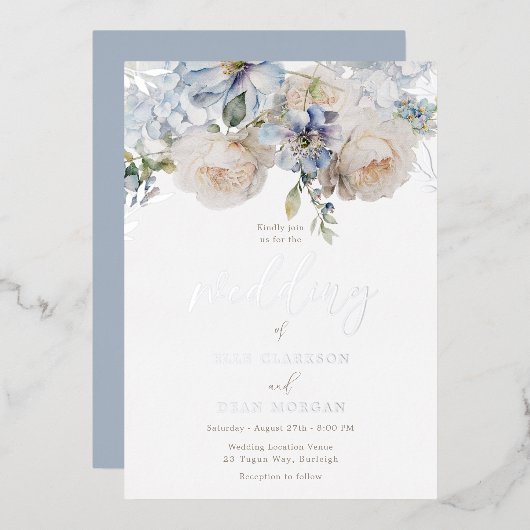 Dusty Blue Floral & White Roses Wedding Silver Folieneinladung (Vorderseite/Rückseite)