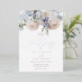 Dusty Blue Floral & White Roses Wedding Silver Folieneinladung (Stehend vorne)