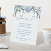 Dusty Blue Floral Who I Brautparty Game Sign Sockelschild (In SItu)