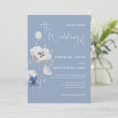 Dusty Blue Floral Wildblume Wedding Einladung (Stehend Vorderseite)