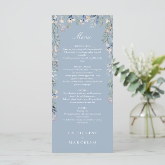 Dusty Blue Floral Wildblumen Hochzeitsessen Menükarte (Stehend Vorderseite)