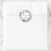 Dusty Blue Floral Wreath Personalisiert Gefallen Runder Aufkleber (Tasche)