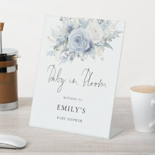 Dusty Blue Florals Welcome Baby in Bloom Shower Sockelschild