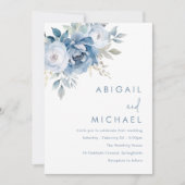 Dusty Blue Florals Winter Wedding Einladung (Vorderseite)