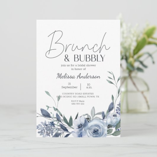 Dusty Blue Flowers Brunch Bridal Dusche Einladung (Stehend Vorderseite)