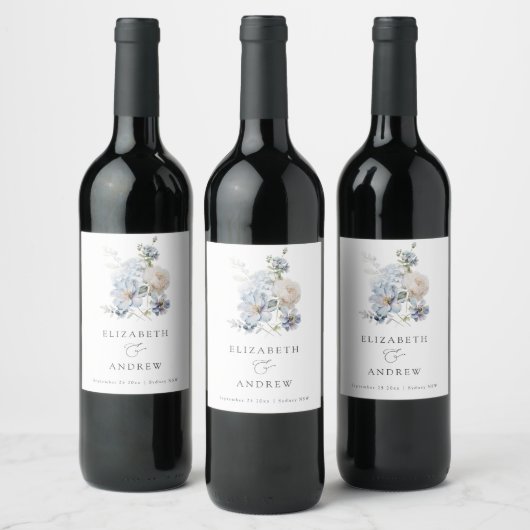 Dusty Blue Flowers Modernes Wedding Wine Label Weinetikett (Flaschen)