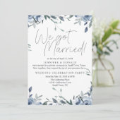 Dusty Blue Flowers Wedding Just Married Einladung (Stehend Vorderseite)