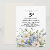 Dusty Blue Flowers White Daisies 5. Jahrestag Einladung (Vorne/Hinten)