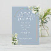 Dusty Blue Foliage Gold Arch Foto QR Code Wedding Save The Date (Stehend Vorderseite)