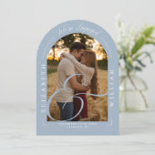 Dusty Blue Foto Arch Calligraphy Engagement Party Einladung (Stehend Vorderseite)