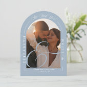 Dusty Blue Foto Arch Calligraphy Engagement Party Einladung (Stehend Vorderseite)